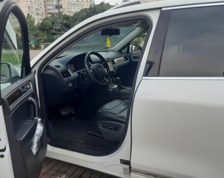 Білий Фольксваген Туарег, об'ємом двигуна 3 л та пробігом 146 тис. км за 25000 $, фото 7 на Automoto.ua