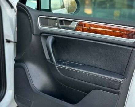 Білий Фольксваген Туарег, об'ємом двигуна 3 л та пробігом 239 тис. км за 19300 $, фото 28 на Automoto.ua