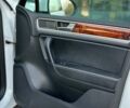 Білий Фольксваген Туарег, об'ємом двигуна 3 л та пробігом 239 тис. км за 19300 $, фото 28 на Automoto.ua