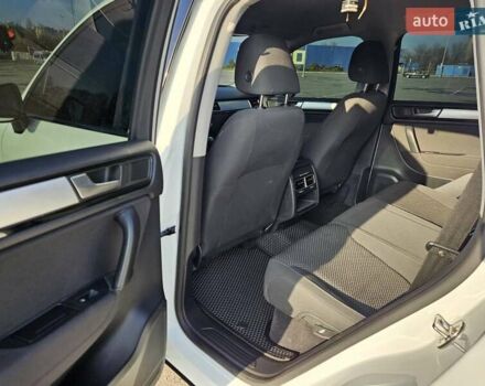 Белый Фольксваген Туарег, объемом двигателя 3 л и пробегом 210 тыс. км за 15900 $, фото 20 на Automoto.ua