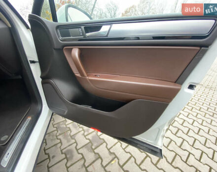 Белый Фольксваген Туарег, объемом двигателя 2.97 л и пробегом 260 тыс. км за 22500 $, фото 59 на Automoto.ua