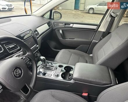 Белый Фольксваген Туарег, объемом двигателя 2.97 л и пробегом 192 тыс. км за 17000 $, фото 16 на Automoto.ua