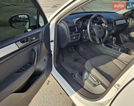 Белый Фольксваген Туарег, объемом двигателя 3 л и пробегом 210 тыс. км за 15900 $, фото 18 на Automoto.ua