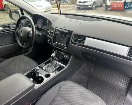 Белый Фольксваген Туарег, объемом двигателя 2.97 л и пробегом 192 тыс. км за 17000 $, фото 17 на Automoto.ua