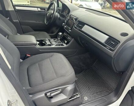 Белый Фольксваген Туарег, объемом двигателя 2.97 л и пробегом 192 тыс. км за 17000 $, фото 18 на Automoto.ua