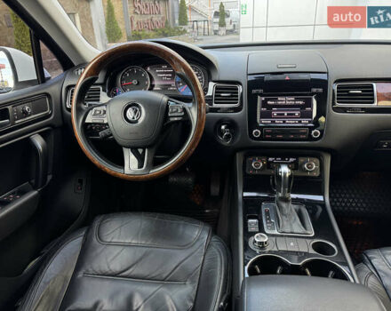 Белый Фольксваген Туарег, объемом двигателя 2.97 л и пробегом 220 тыс. км за 17700 $, фото 19 на Automoto.ua