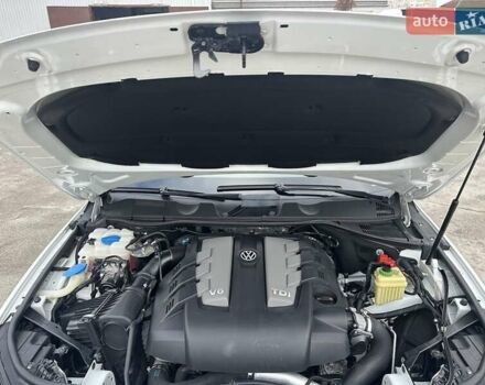 Белый Фольксваген Туарег, объемом двигателя 2.97 л и пробегом 192 тыс. км за 17000 $, фото 30 на Automoto.ua