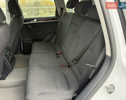 Белый Фольксваген Туарег, объемом двигателя 2.97 л и пробегом 329 тыс. км за 17800 $, фото 16 на Automoto.ua