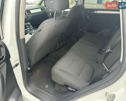 Белый Фольксваген Туарег, объемом двигателя 2.97 л и пробегом 192 тыс. км за 17000 $, фото 20 на Automoto.ua