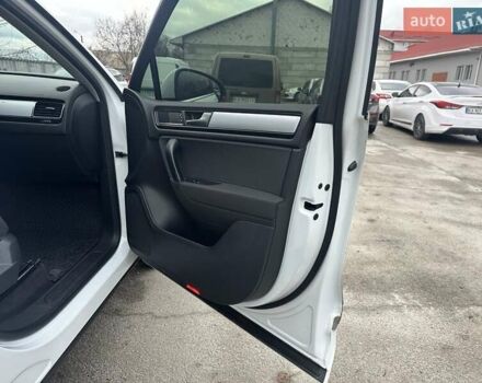 Белый Фольксваген Туарег, объемом двигателя 2.97 л и пробегом 192 тыс. км за 17000 $, фото 26 на Automoto.ua