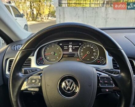 Белый Фольксваген Туарег, объемом двигателя 2.97 л и пробегом 110 тыс. км за 18000 $, фото 24 на Automoto.ua