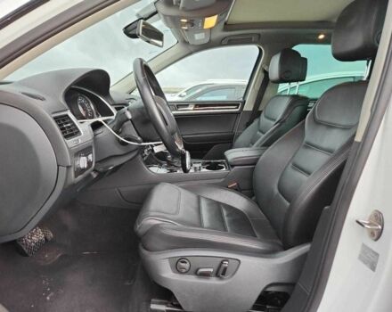 Білий Фольксваген Туарег, об'ємом двигуна 3 л та пробігом 151 тис. км за 1900 $, фото 6 на Automoto.ua