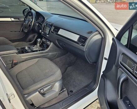 Белый Фольксваген Туарег, объемом двигателя 3 л и пробегом 210 тыс. км за 15900 $, фото 25 на Automoto.ua