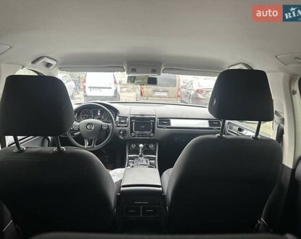 Белый Фольксваген Туарег, объемом двигателя 2.97 л и пробегом 192 тыс. км за 17000 $, фото 19 на Automoto.ua