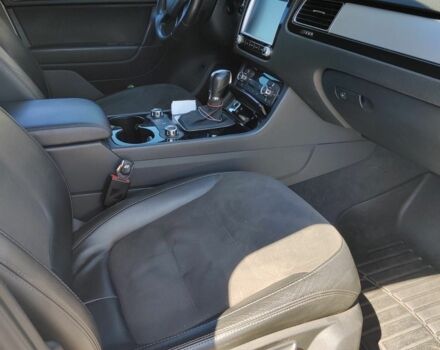 Белый Фольксваген Туарег, объемом двигателя 3 л и пробегом 207 тыс. км за 17000 $, фото 3 на Automoto.ua