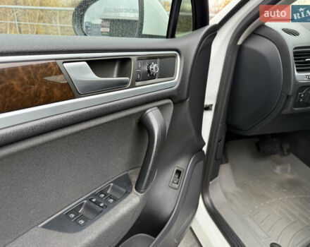 Белый Фольксваген Туарег, объемом двигателя 2.97 л и пробегом 329 тыс. км за 17800 $, фото 17 на Automoto.ua