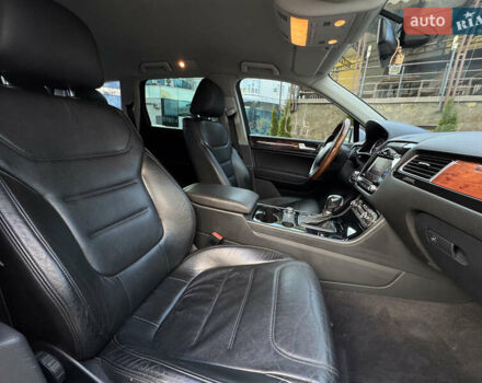 Белый Фольксваген Туарег, объемом двигателя 2.97 л и пробегом 220 тыс. км за 17700 $, фото 24 на Automoto.ua