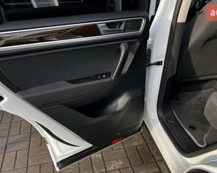 Белый Фольксваген Туарег, объемом двигателя 2.97 л и пробегом 142 тыс. км за 22500 $, фото 16 на Automoto.ua