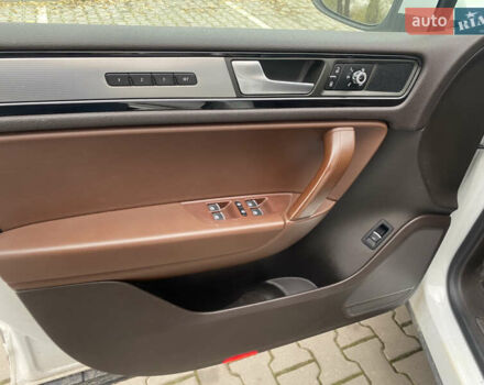 Белый Фольксваген Туарег, объемом двигателя 2.97 л и пробегом 260 тыс. км за 22500 $, фото 43 на Automoto.ua