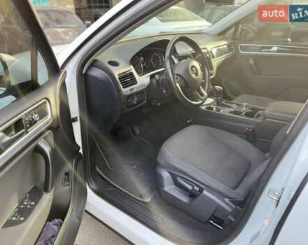 Белый Фольксваген Туарег, объемом двигателя 2.97 л и пробегом 142 тыс. км за 22500 $, фото 12 на Automoto.ua