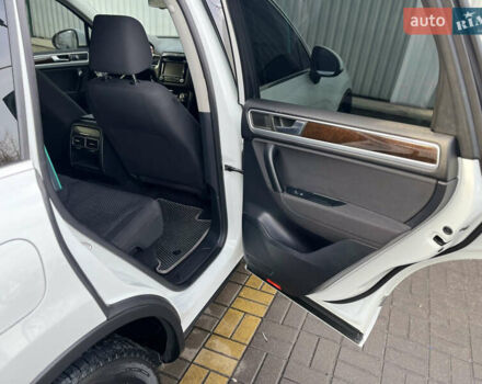 Белый Фольксваген Туарег, объемом двигателя 2.97 л и пробегом 142 тыс. км за 22500 $, фото 14 на Automoto.ua