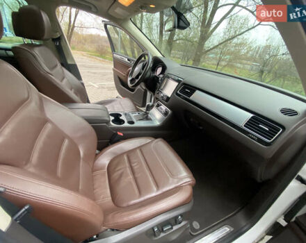 Белый Фольксваген Туарег, объемом двигателя 2.97 л и пробегом 260 тыс. км за 22500 $, фото 61 на Automoto.ua