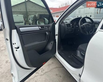 Белый Фольксваген Туарег, объемом двигателя 2.97 л и пробегом 192 тыс. км за 17000 $, фото 22 на Automoto.ua