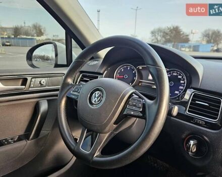 Белый Фольксваген Туарег, объемом двигателя 3 л и пробегом 210 тыс. км за 15900 $, фото 28 на Automoto.ua