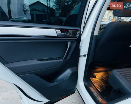 Білий Фольксваген Туарег, об'ємом двигуна 2.97 л та пробігом 344 тис. км за 15900 $, фото 15 на Automoto.ua