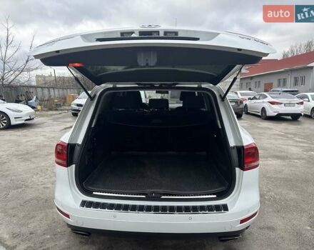 Белый Фольксваген Туарег, объемом двигателя 2.97 л и пробегом 192 тыс. км за 17000 $, фото 24 на Automoto.ua