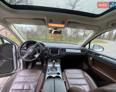 Белый Фольксваген Туарег, объемом двигателя 2.97 л и пробегом 260 тыс. км за 22500 $, фото 50 на Automoto.ua