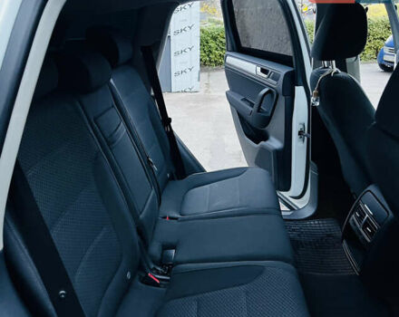 Білий Фольксваген Туарег, об'ємом двигуна 2.97 л та пробігом 344 тис. км за 15900 $, фото 18 на Automoto.ua