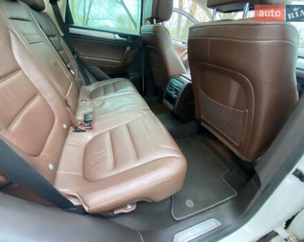 Белый Фольксваген Туарег, объемом двигателя 2.97 л и пробегом 260 тыс. км за 22500 $, фото 58 на Automoto.ua