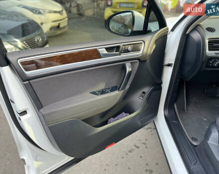 Белый Фольксваген Туарег, объемом двигателя 2.97 л и пробегом 142 тыс. км за 22500 $, фото 13 на Automoto.ua