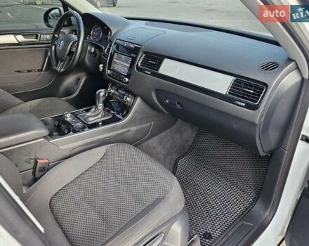 Белый Фольксваген Туарег, объемом двигателя 3 л и пробегом 210 тыс. км за 15900 $, фото 27 на Automoto.ua