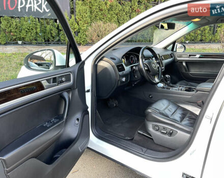 Белый Фольксваген Туарег, объемом двигателя 2.97 л и пробегом 255 тыс. км за 18900 $, фото 13 на Automoto.ua