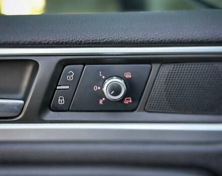 Білий Фольксваген Туарег, об'ємом двигуна 3 л та пробігом 239 тис. км за 19300 $, фото 27 на Automoto.ua