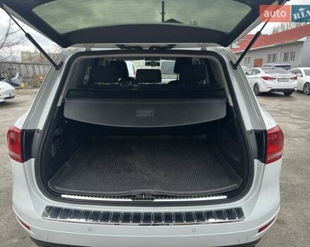 Белый Фольксваген Туарег, объемом двигателя 2.97 л и пробегом 192 тыс. км за 17000 $, фото 25 на Automoto.ua