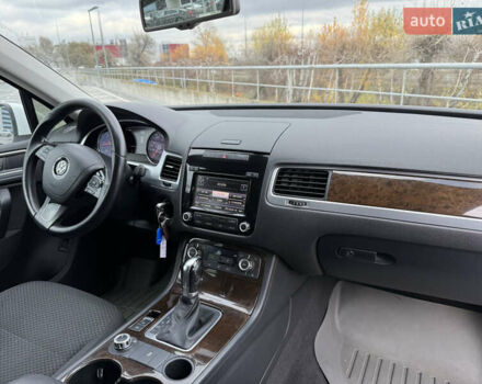 Белый Фольксваген Туарег, объемом двигателя 2.97 л и пробегом 329 тыс. км за 17800 $, фото 9 на Automoto.ua