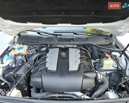 Белый Фольксваген Туарег, объемом двигателя 2.97 л и пробегом 110 тыс. км за 18000 $, фото 9 на Automoto.ua