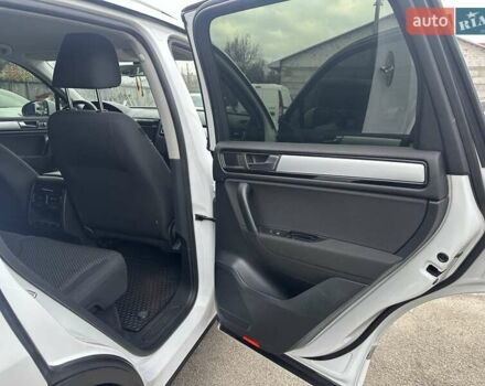 Белый Фольксваген Туарег, объемом двигателя 2.97 л и пробегом 192 тыс. км за 17000 $, фото 27 на Automoto.ua