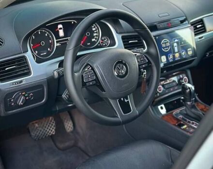 Білий Фольксваген Туарег, об'ємом двигуна 3 л та пробігом 239 тис. км за 19300 $, фото 33 на Automoto.ua