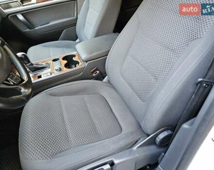 Белый Фольксваген Туарег, объемом двигателя 2.97 л и пробегом 110 тыс. км за 18000 $, фото 13 на Automoto.ua