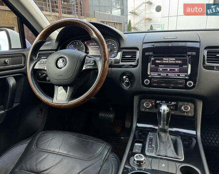 Белый Фольксваген Туарег, объемом двигателя 2.97 л и пробегом 220 тыс. км за 17700 $, фото 22 на Automoto.ua