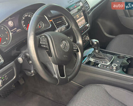 Белый Фольксваген Туарег, объемом двигателя 2.97 л и пробегом 230 тыс. км за 18500 $, фото 10 на Automoto.ua