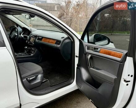 Белый Фольксваген Туарег, объемом двигателя 2.97 л и пробегом 290 тыс. км за 15900 $, фото 16 на Automoto.ua