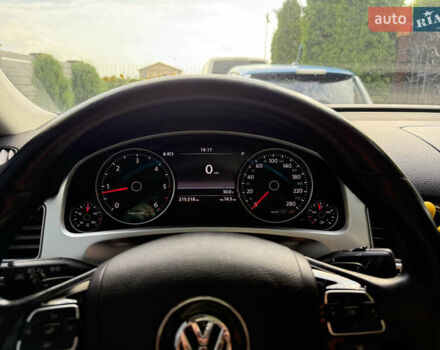 Білий Фольксваген Туарег, об'ємом двигуна 3 л та пробігом 215 тис. км за 25800 $, фото 26 на Automoto.ua