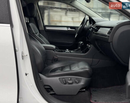 Белый Фольксваген Туарег, объемом двигателя 2.97 л и пробегом 248 тыс. км за 18000 $, фото 57 на Automoto.ua