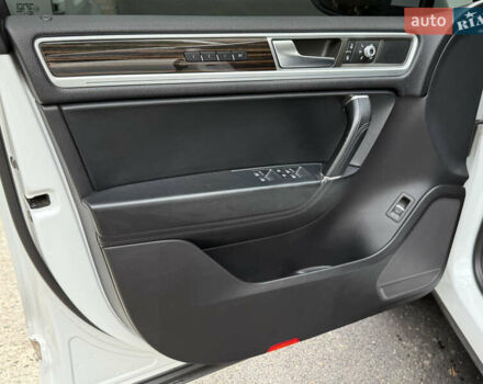 Білий Фольксваген Туарег, об'ємом двигуна 3 л та пробігом 215 тис. км за 25800 $, фото 10 на Automoto.ua