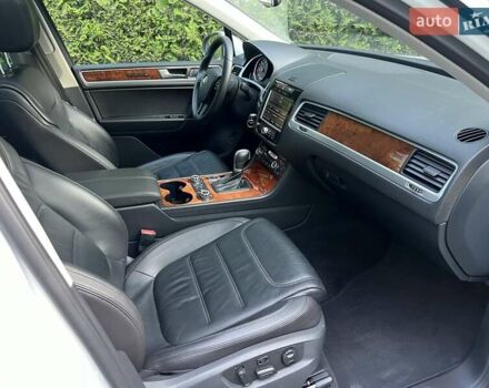 Белый Фольксваген Туарег, объемом двигателя 3 л и пробегом 290 тыс. км за 19900 $, фото 12 на Automoto.ua